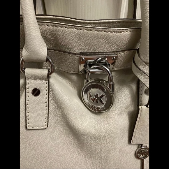 MICHAEL KORS Hamilton Cream Leather Large Satchel Shoulder Bag With Lock/Key 🔐 - Picture 4 of 11